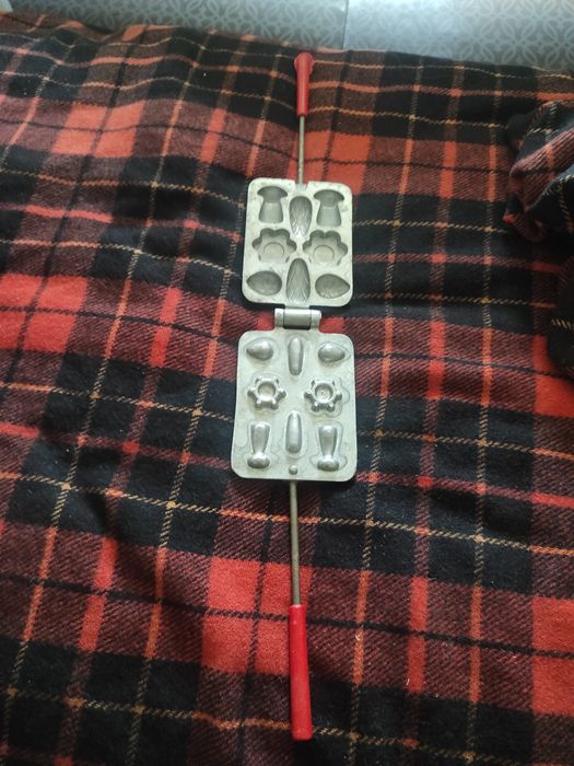 продается вафельницав городе Семей ,, орешки,,