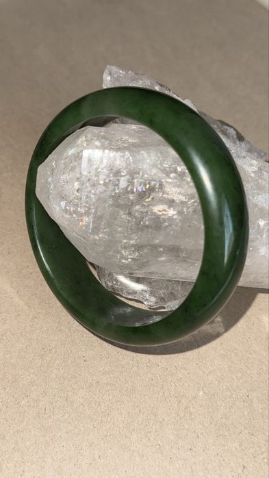 Цельный браслет из нефрита «7-я жила» размер диаметра 70 мм.