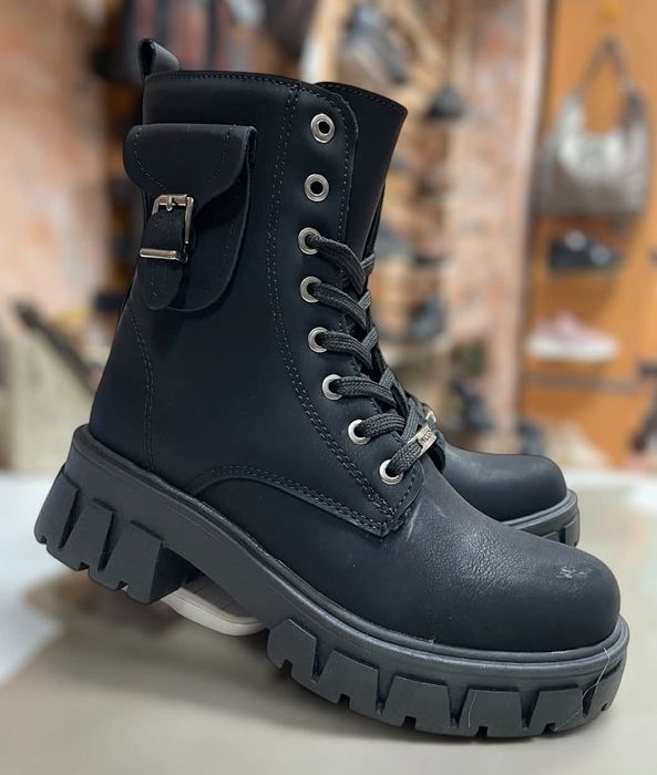 Дамски кожени боти с връзки и с цип с противоплъзгащо ходило 36-40.