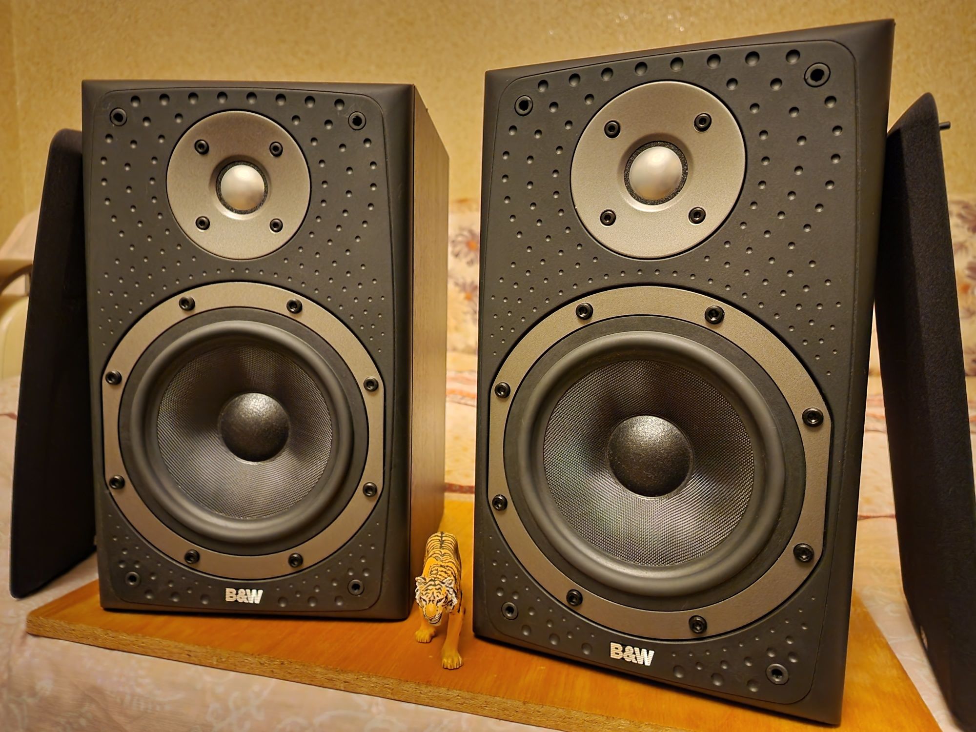 Bowers & Wilkins DM-303. Boxe raft premiate. Sunet fin,englezesc !