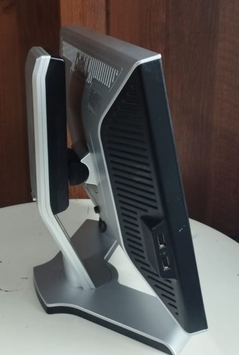 Monitor Dell cu test color activ, conectivitate variată