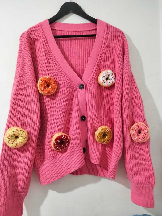 Cardigan roz tricotat cu gogosi 3D crosetate