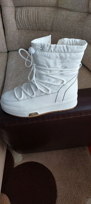 Продам белые  дутыщи