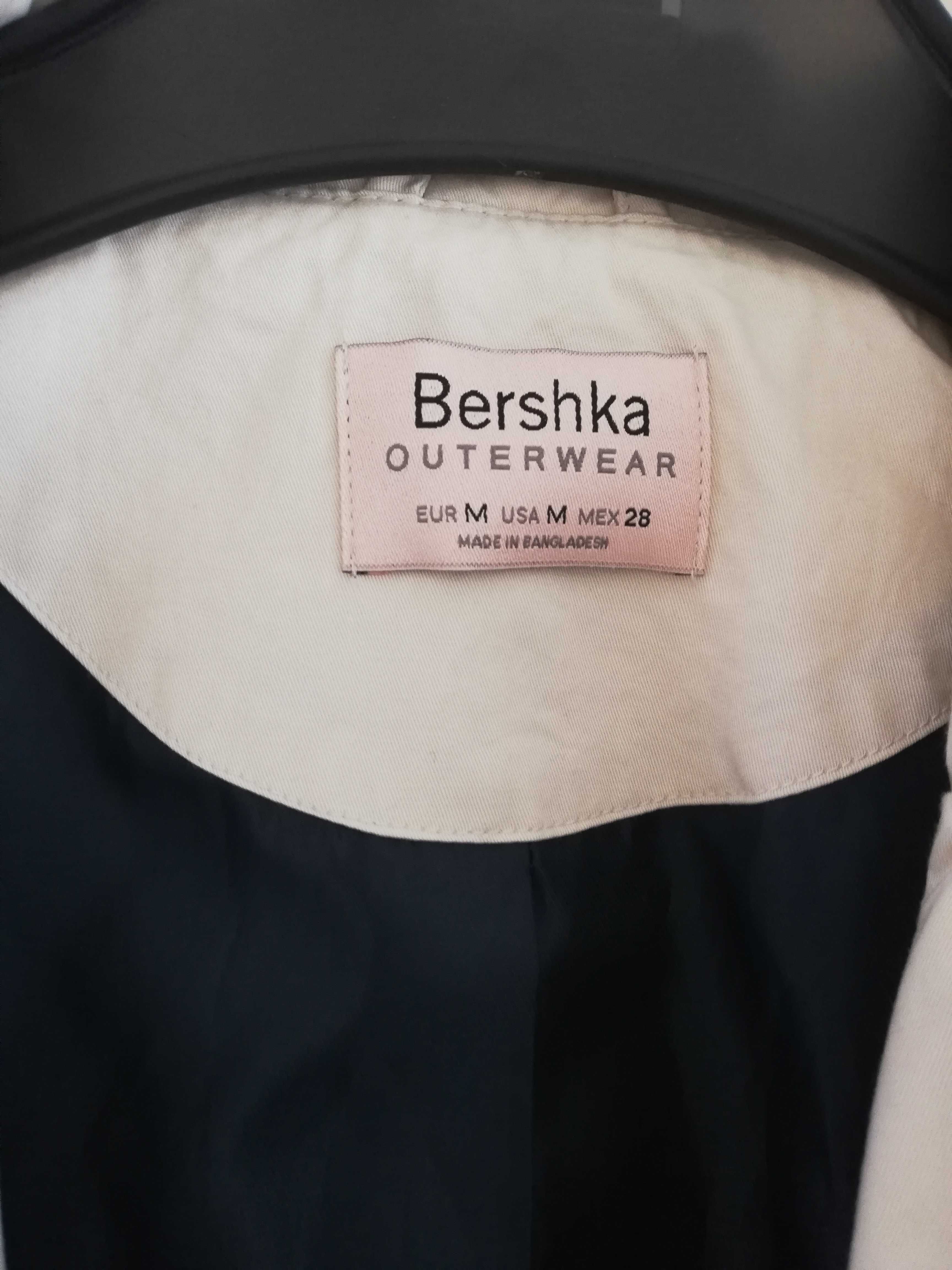 Светло бежово дамско манто Bershka