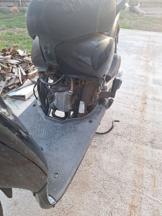 Vând scuter Aprilia scarabeo.