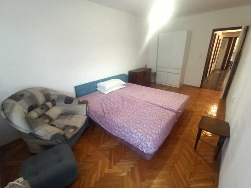 Дава се под наем Многостаен апартамент в Бургас, Център - 120 кв.м за 408 € - Снимка #1