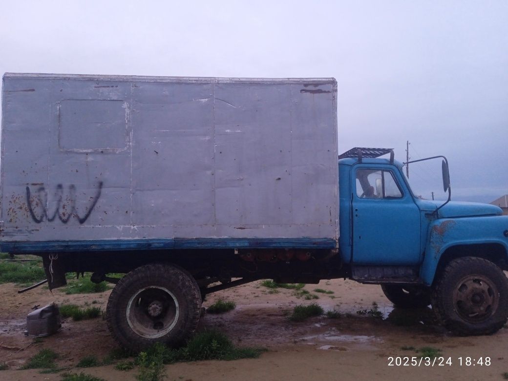 Gaz 53 zur yurib turgan