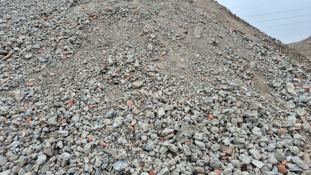 Beton concasat utilizabil ca  și strat suport pe strada sau parcare.