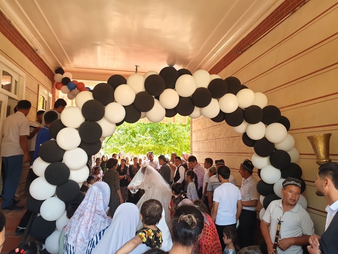 Sharlarbilan bezab beramiz