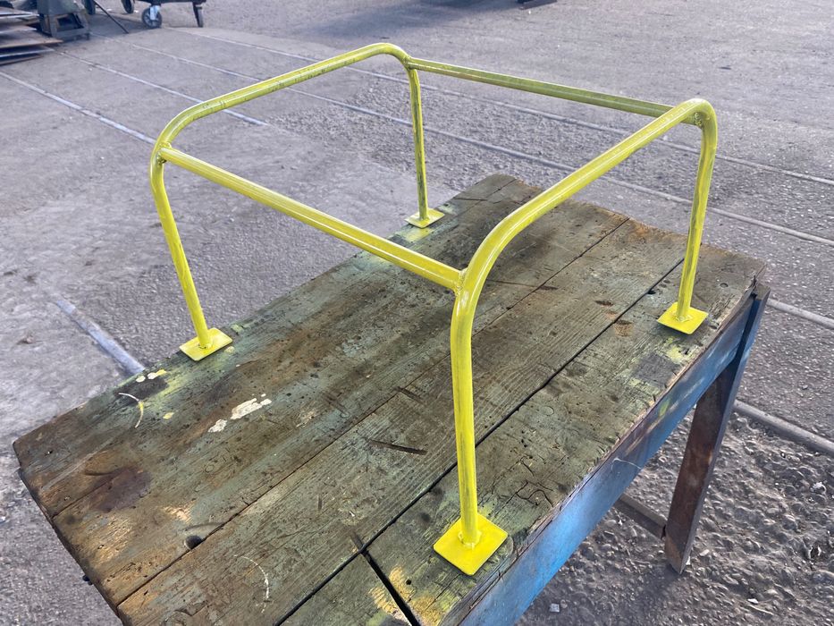 Метални стойки за кошери.