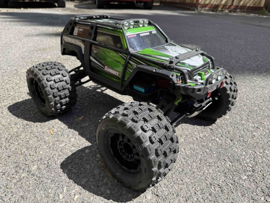 Продавам Traxxas summit