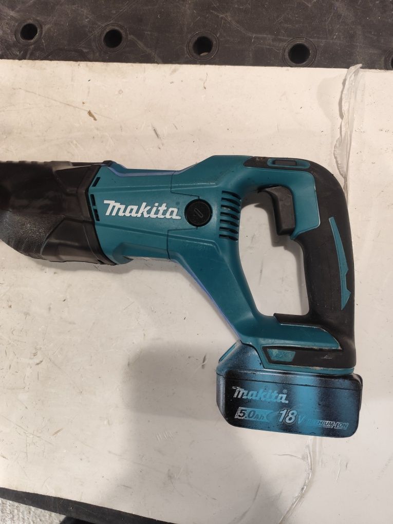 Акумулаторен саблен трион ножовка Макита Makita DJR186 + 5Ah