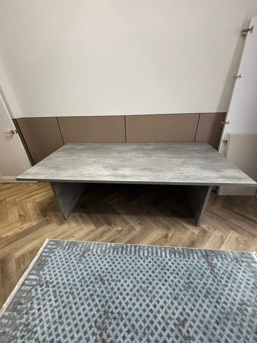 Стол большой светлый