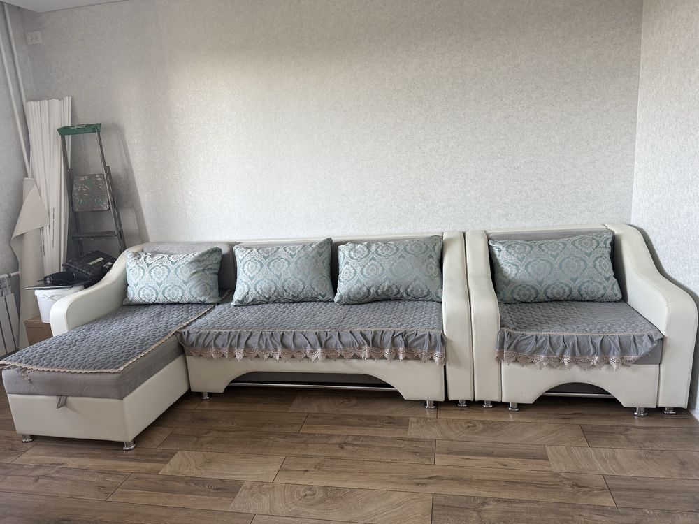 Продам угловой диван с креслом