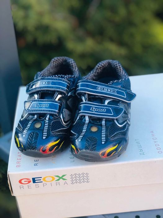 Adidasi baiat GEOX -marimea 24,inter15cm,leduri,ca piele Nike,Salomon