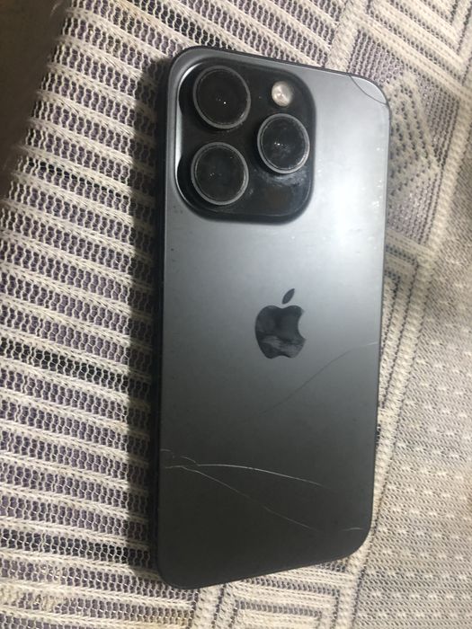 iPhone 15 pro spart pe spate