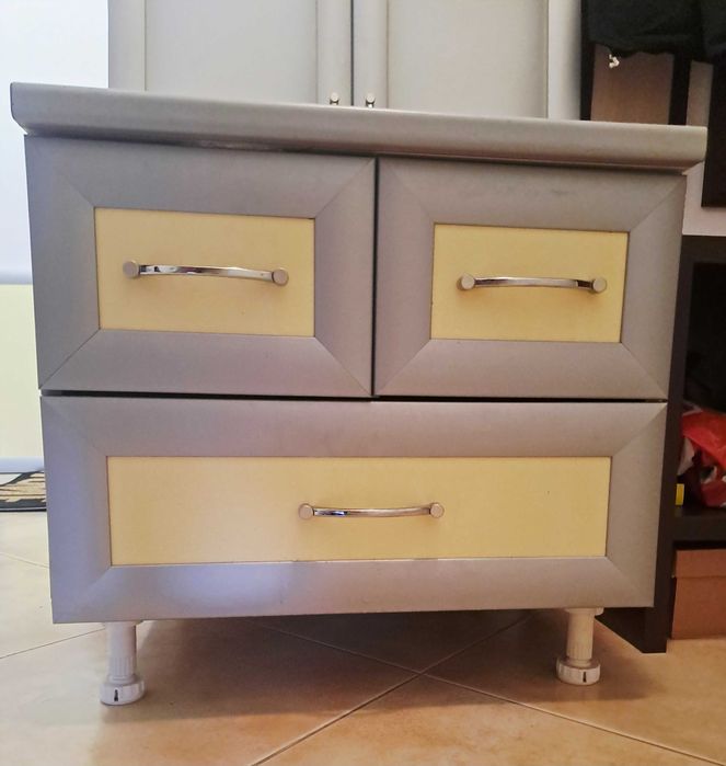 Шкафче + 8 вратички