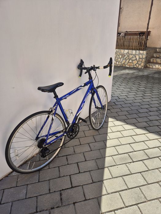 Vând două biciclete și un roller