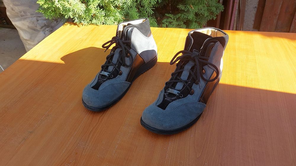 Ghete piele intoarsa Helvesko