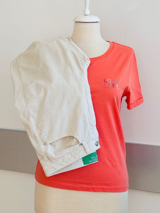 Benetton светли джинси с висока талия 28/29 номер  и коралова тениска