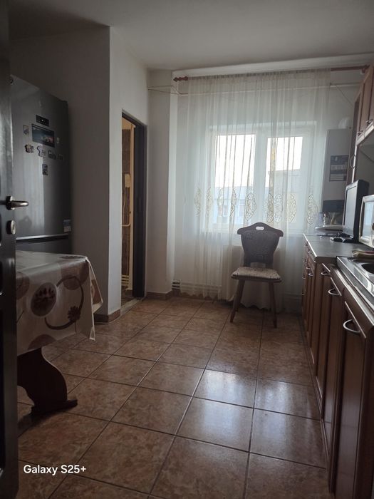 Închiriez, in regim hotelier, apartament cu  3 camere complet mobilat