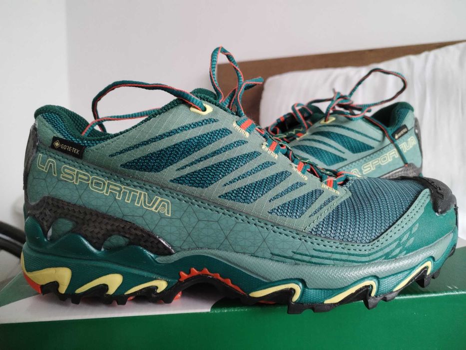 De vînzare, adidași, marca La Sportiva