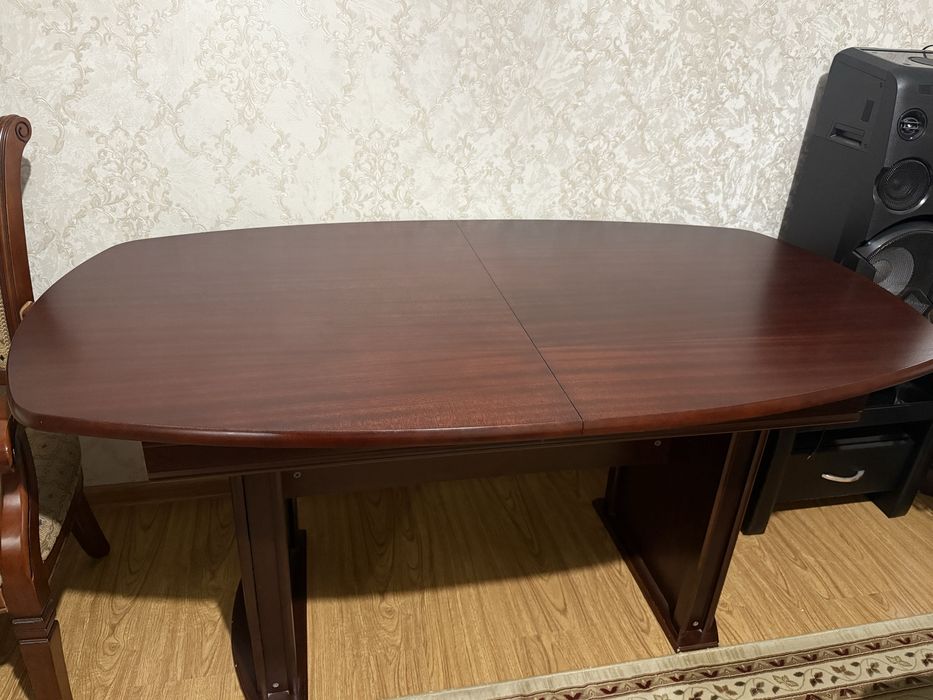 Стол для  гостинной, деревянный, в отличном состоянии.