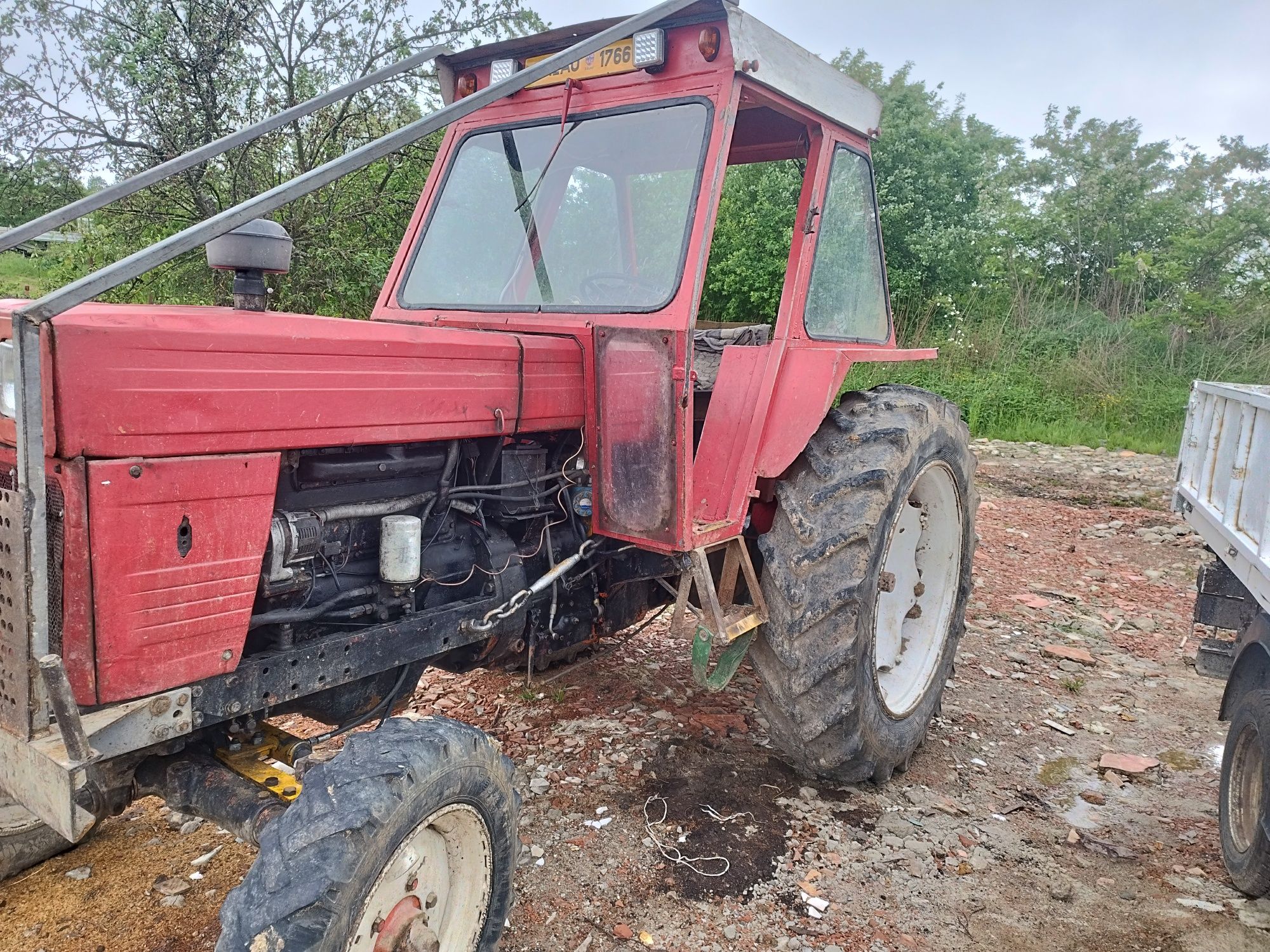 Vând tractor U 650 forestier.