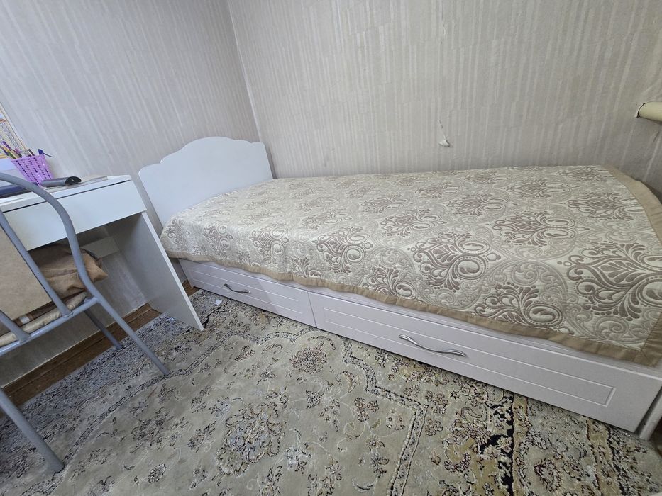 Продам кровать с матрасом