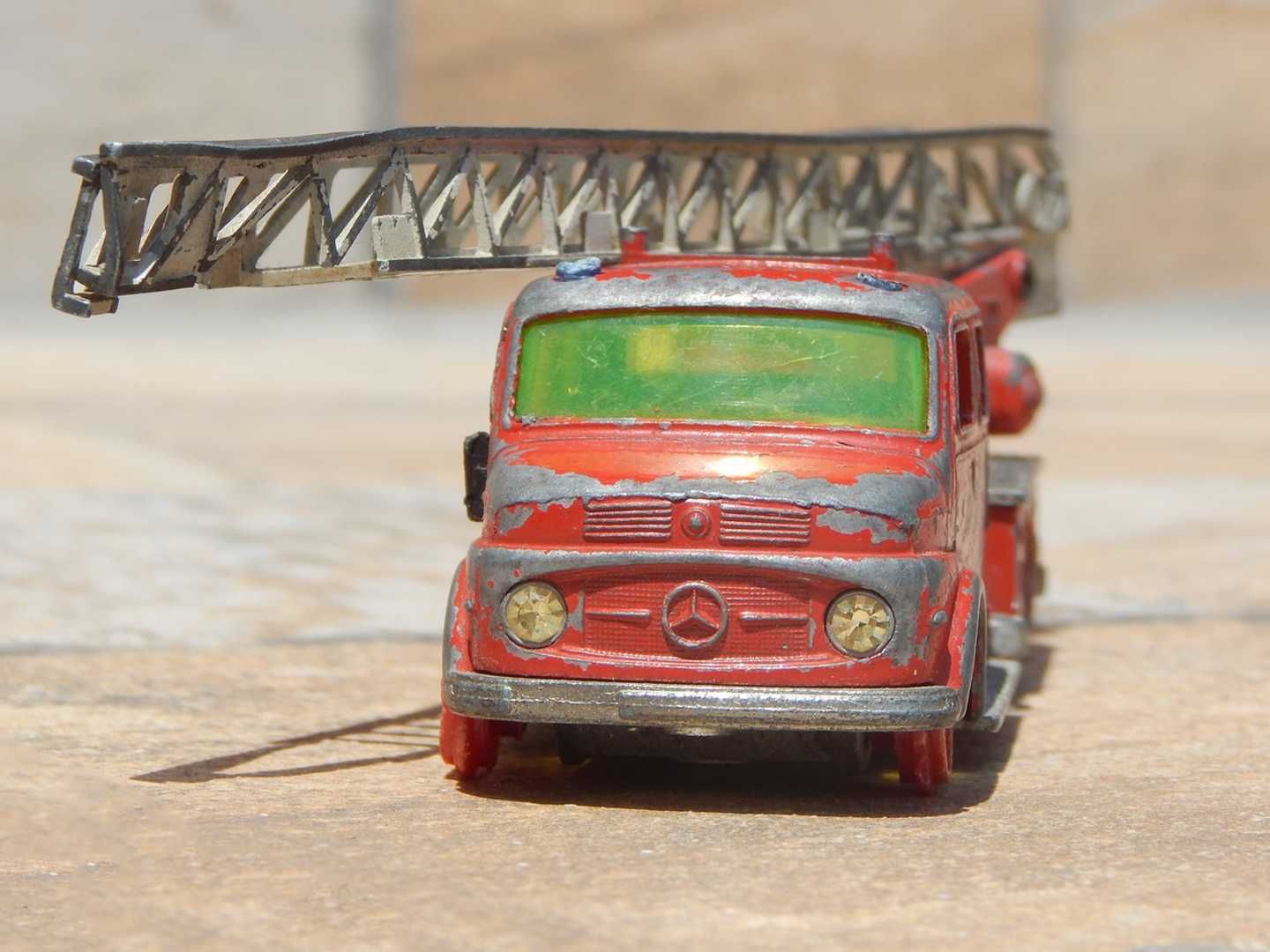 Macheta camion pompieri Mercedes Metz DL30h Siku Germania 1966