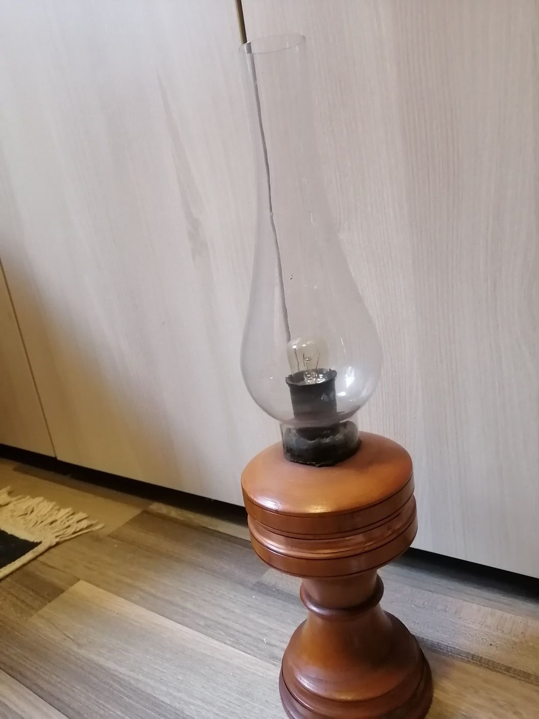 Lampa bunicii, dar cu bec (asemănătoare cu cea pe gaz)