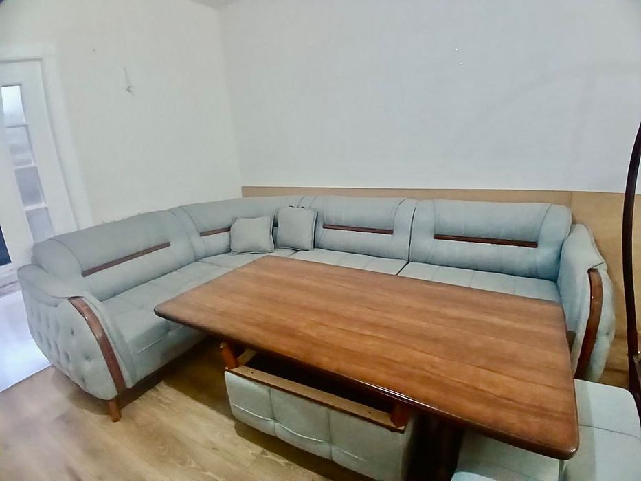 Янги диван 2 та катта пуфики билан сотилади срочно  янги нарса!