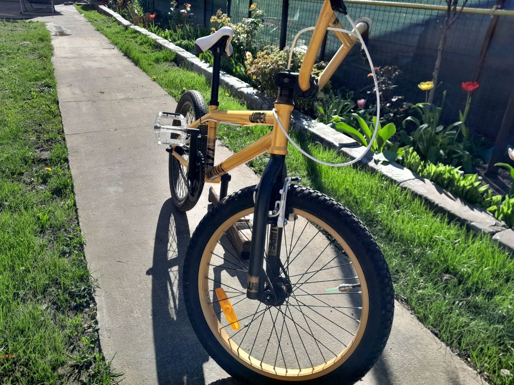 Bicicletă BMX culoare galben lucios