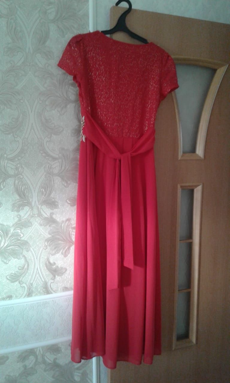Очень красивое платье красного цвета