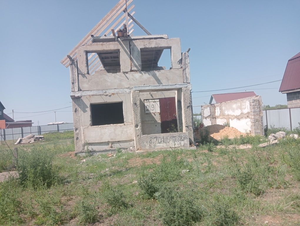 Продам участок с недостроенным домом