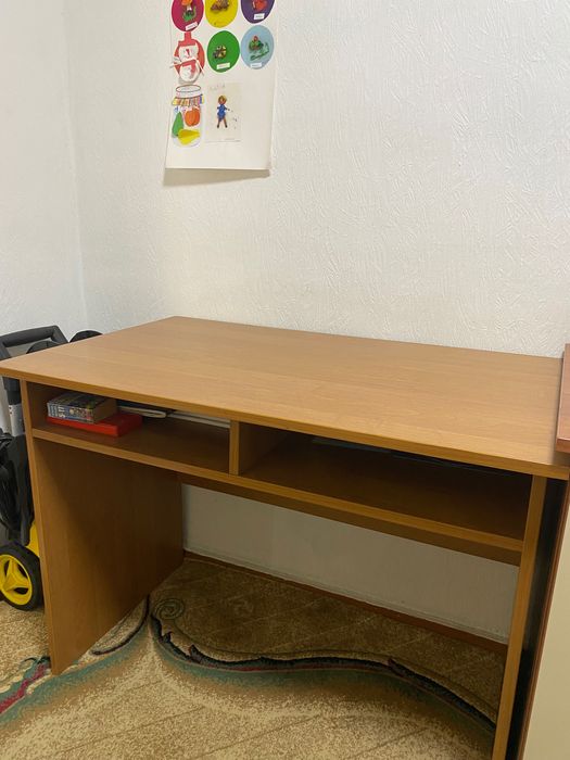 Письменный качественный добротный стол