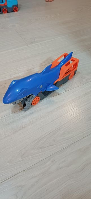 Hot wheels  rechinul transportator