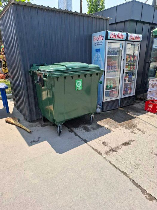 Пластиковые контейнеры и баки для мусора