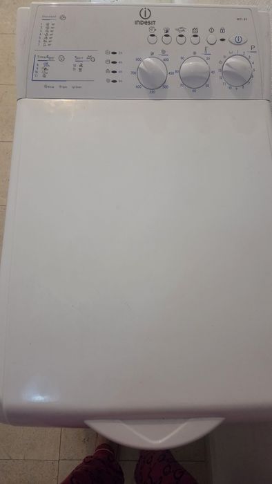 Пералня с горно зареждане Indesit