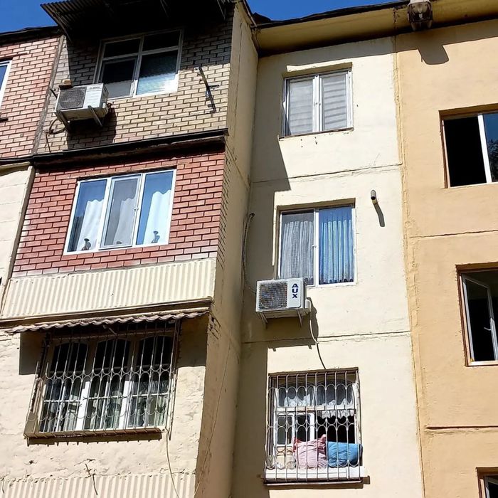 Устанавливаем козырьки над окнами