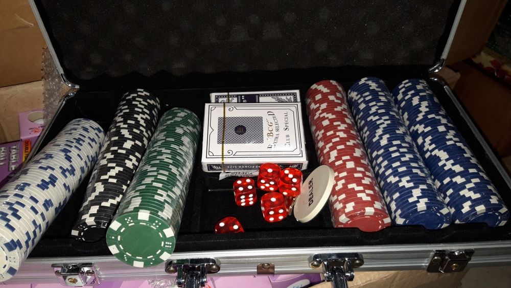 Set poker profesional 300 jetoane neimprimate, servieta AL. Sigilat!