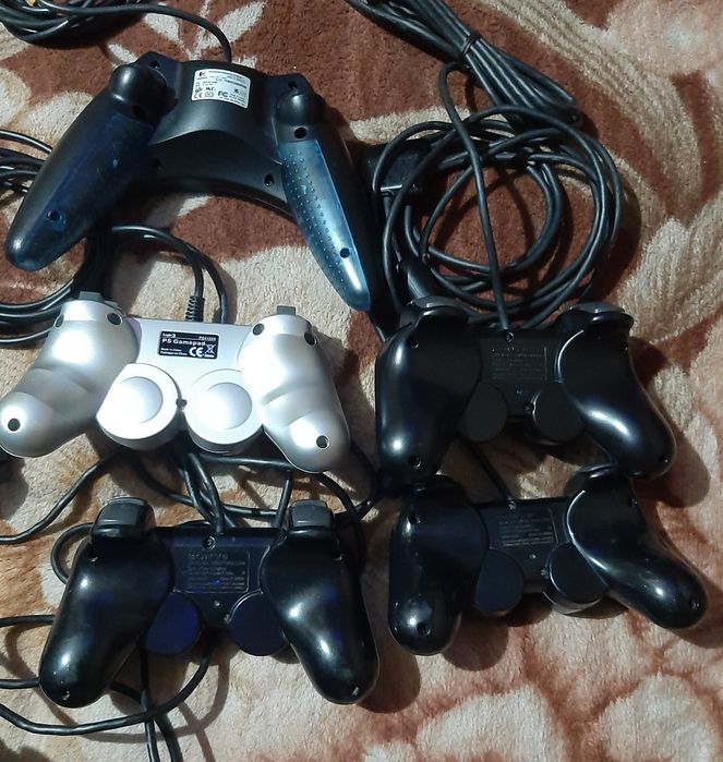 Vând manete originală PlayStation 2 și ps2 și 2 Logitech în stare bună