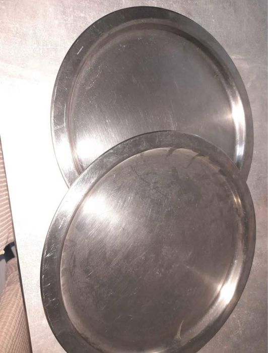 Tăvi rotunde din inox pentru aperitive ambele 150 lei