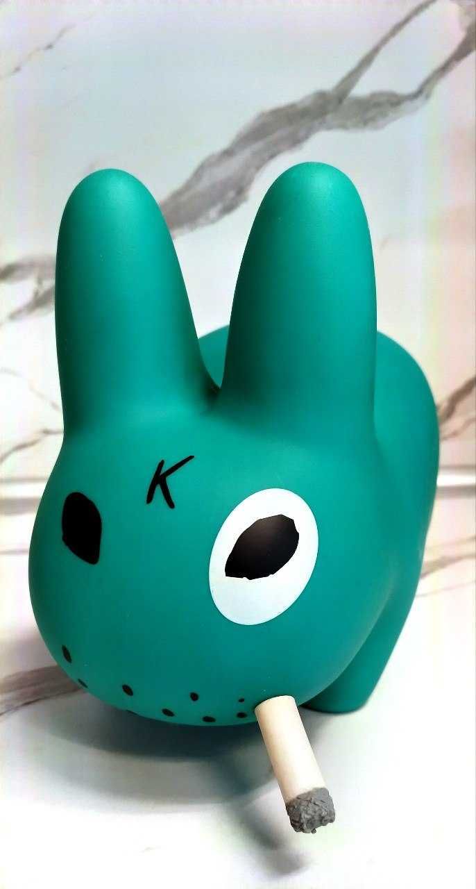 Оригинален Kid Robot Smoking Labbit