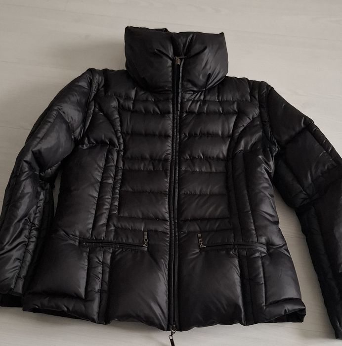 Vând geaca umplută cu puf