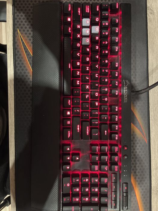 Corsair K70 Lux red switches