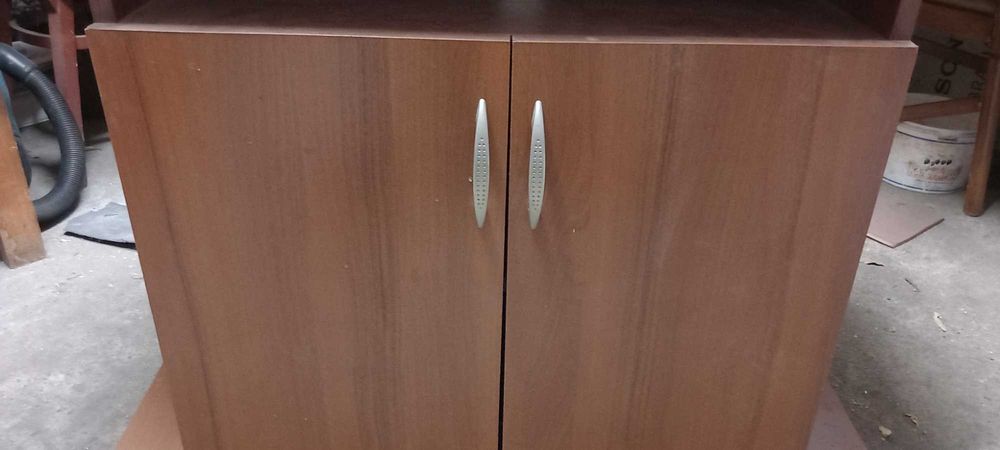 Продавам ТВ шкафче 90/75см.