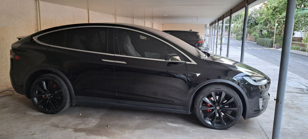 Tesla model x 2017 yil.
