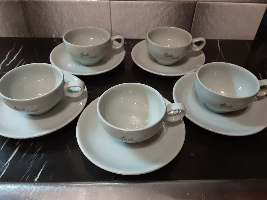 Различни чаши от порцелан и стъкло