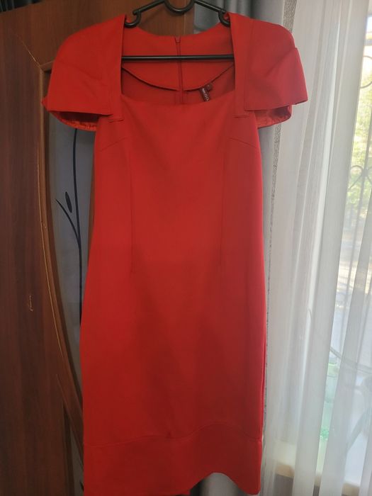 Продам платье красное